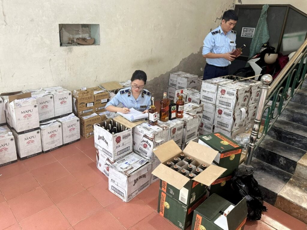 Lực lượng Quản lý thị trường tỉnh Quảng Bình kiểm đếm tang vật 924 chai rượu ngoại nhập lậu.