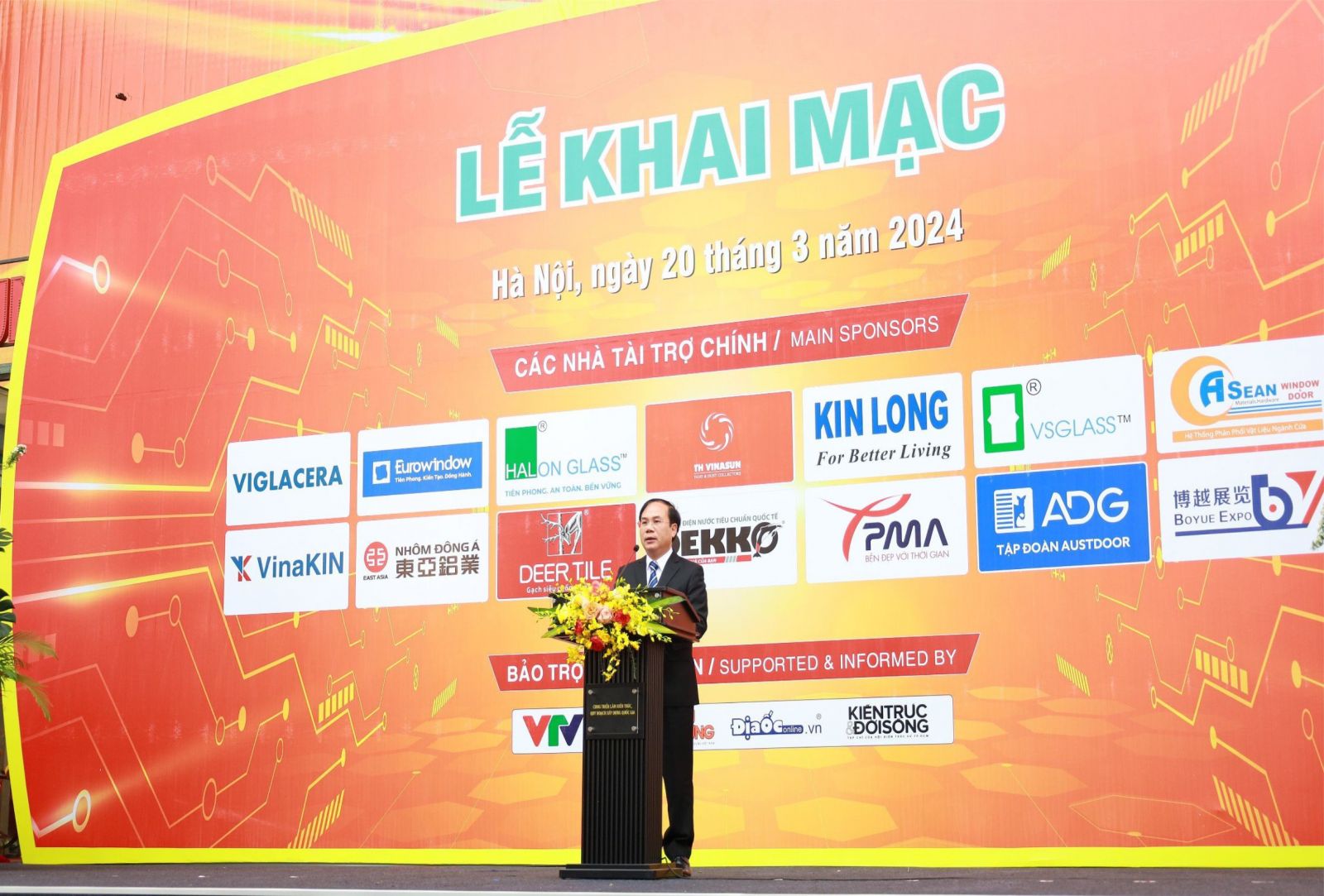 Thứ trưởng Bộ Xây dựng Nguyễn Văn Sinh phát biểu khai mạc Triển lãm.